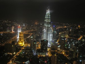 Die Petronas Towers in Kuala Lumpur bei Nacht