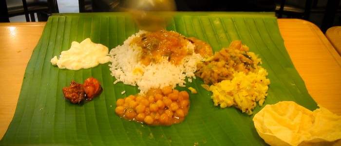 Indische Köstlichkeiten auf Bananenblatt serviert