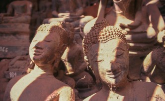 Buddhastatuen verstauben im Tempel