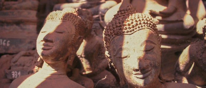 Buddhastatuen verstauben im Tempel